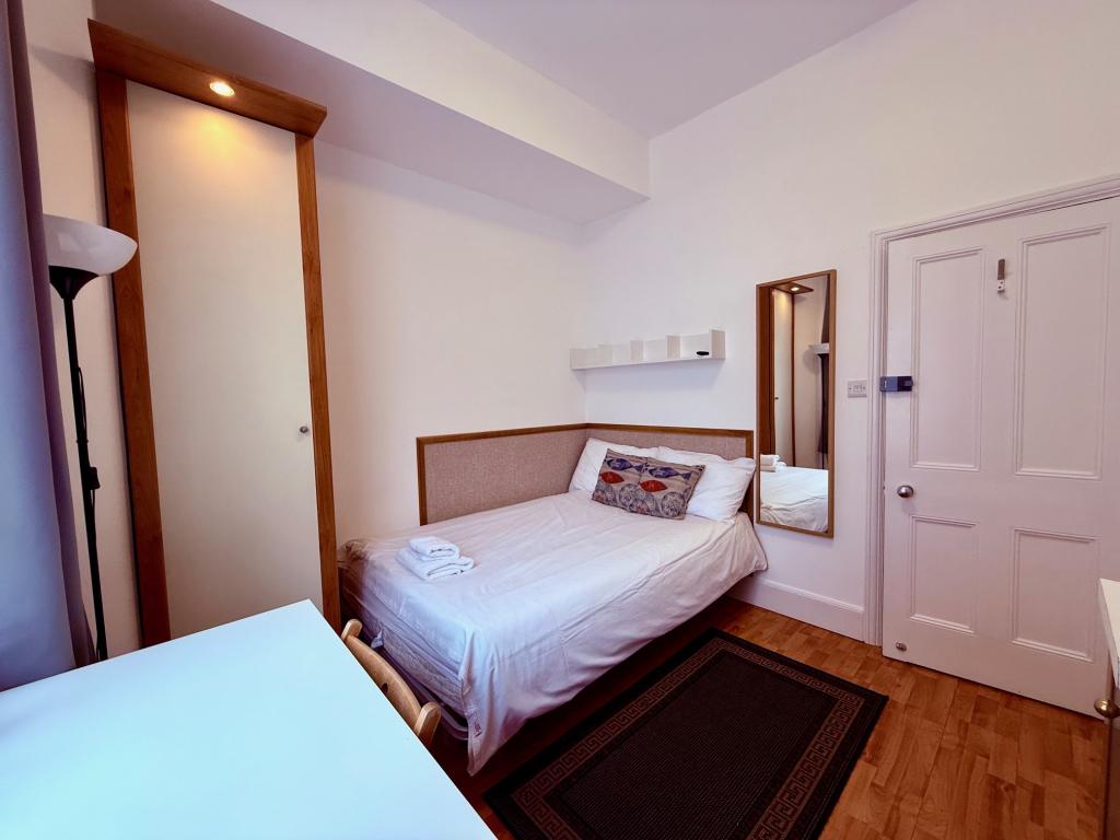 Flat Fulham Palace Road in Greater London