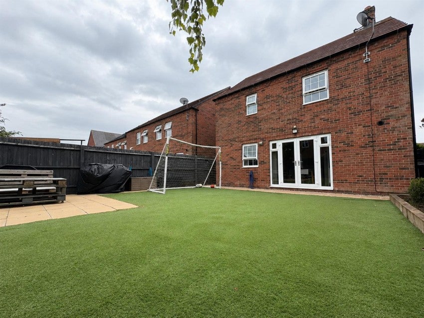 House Garner Way in Harborough