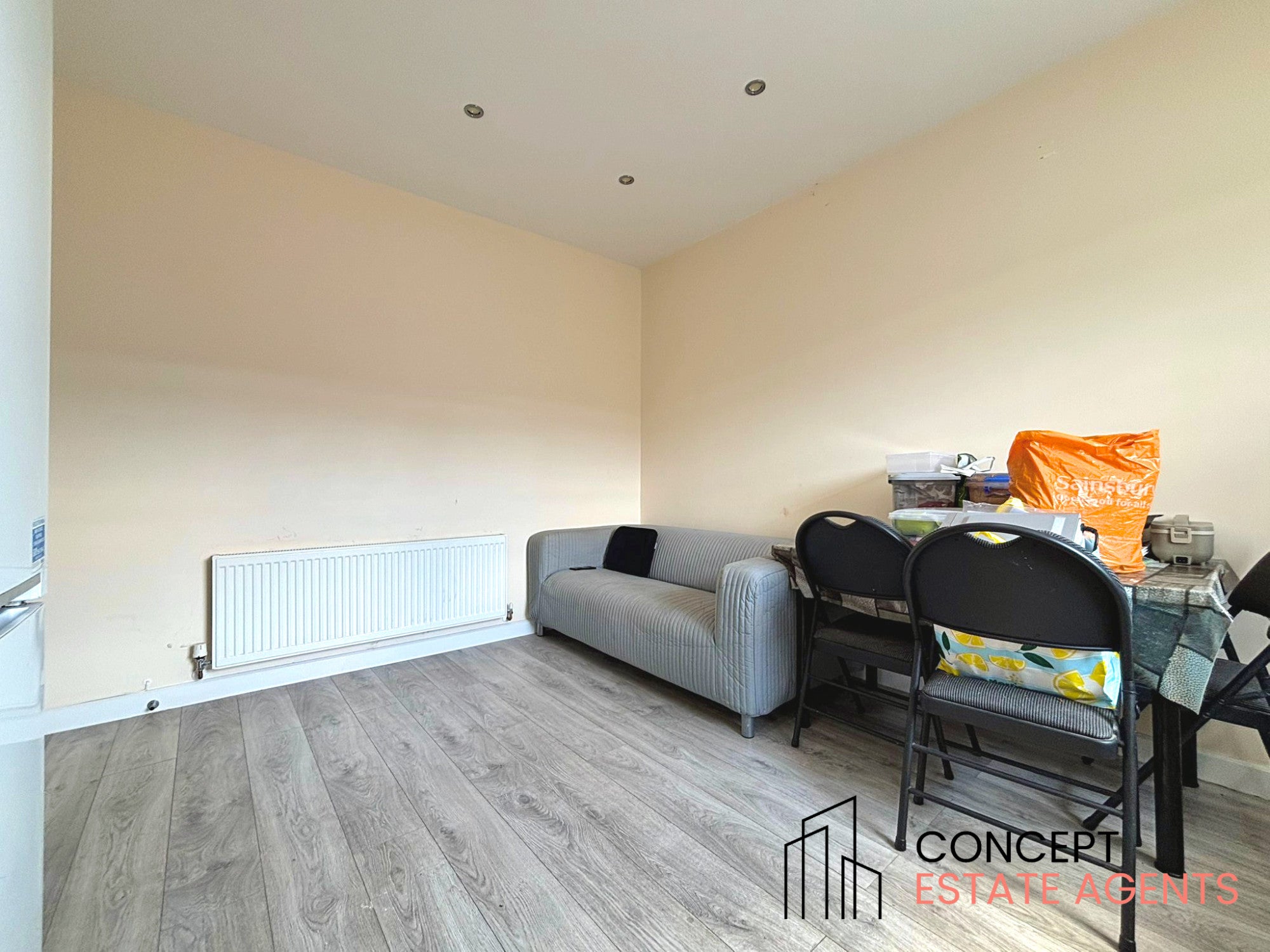 Flat Boscombe Road in Greater London