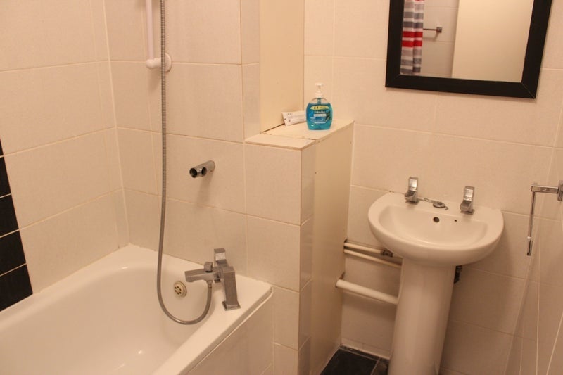 Room Grove Lane in Greater London