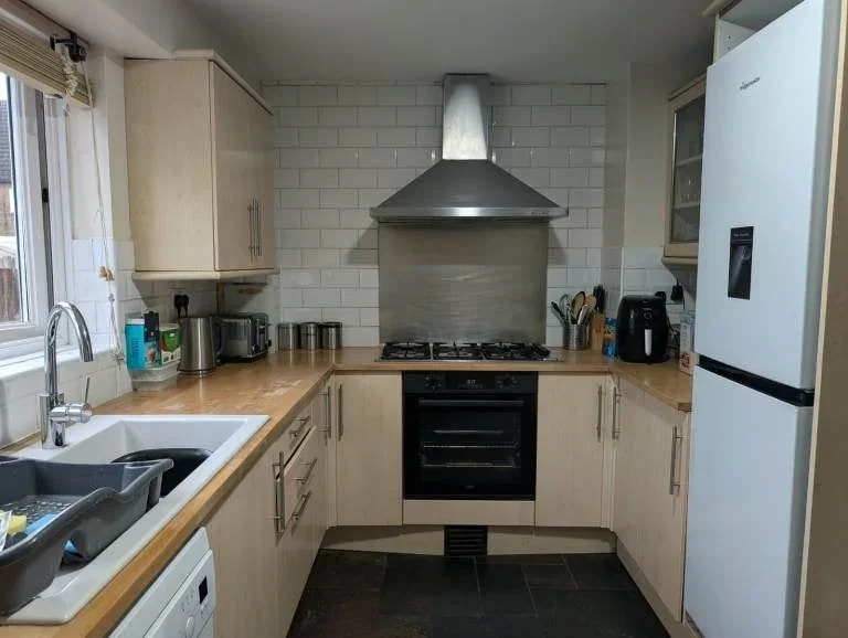 Room Grove Lane in Greater London