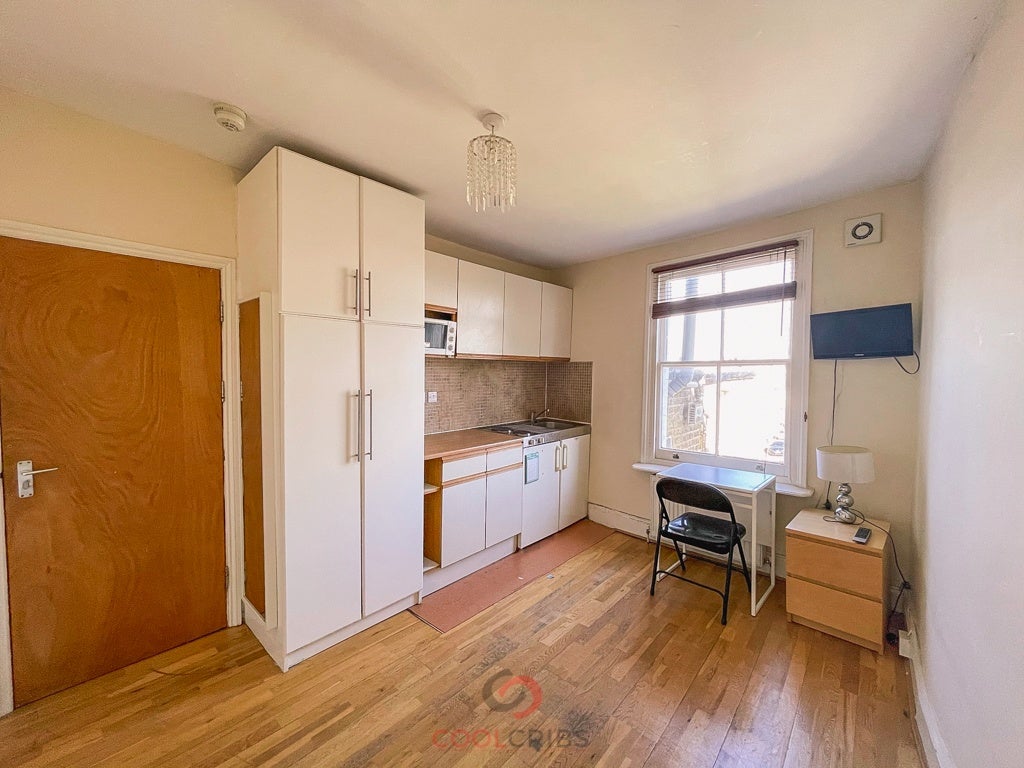 Room Blythe Road in Greater London