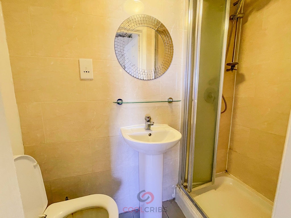 Room Blythe Road in Greater London