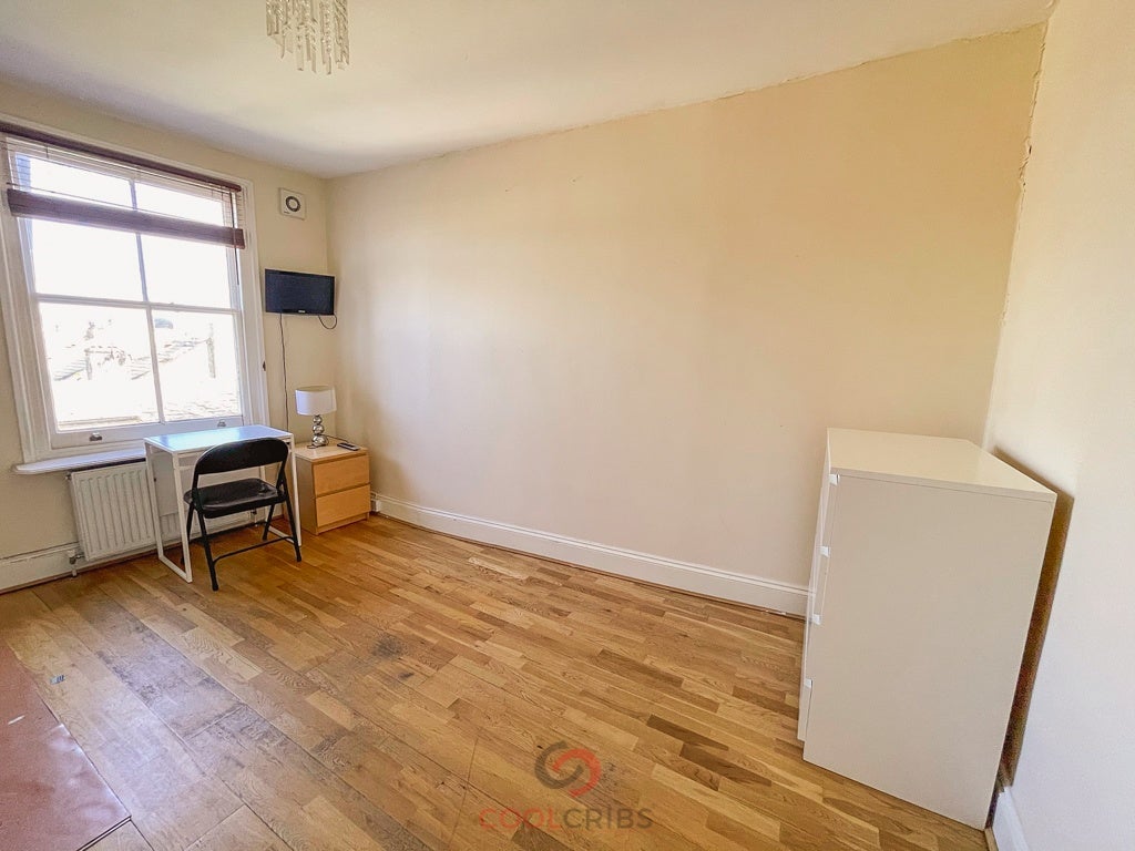 Room Blythe Road in Greater London