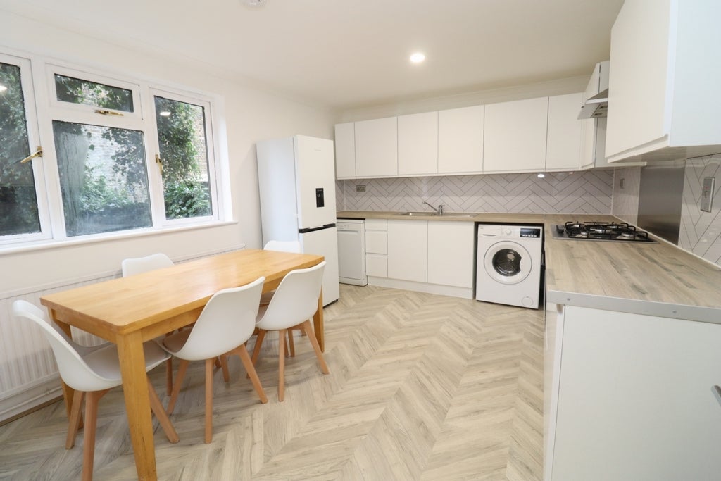 Room Globe Road in Greater London