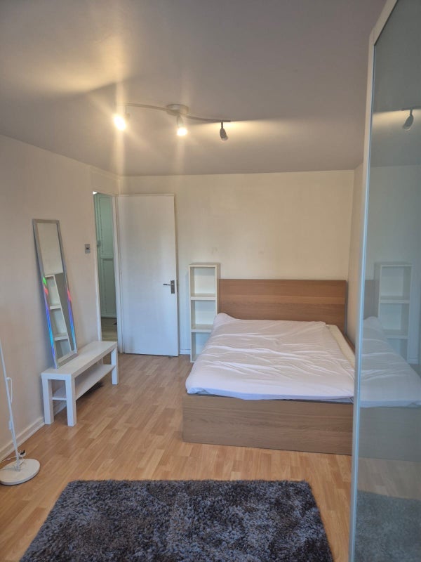Room George Mews in Greater London