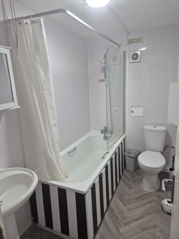 Room George Mews in Greater London