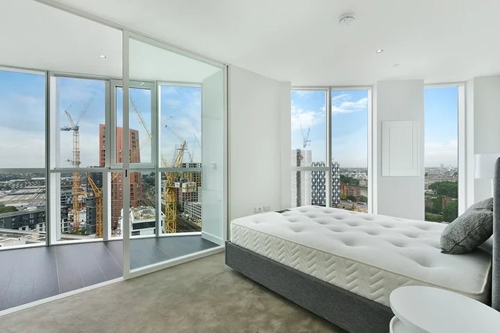 Flat Wyvil Road in Greater London