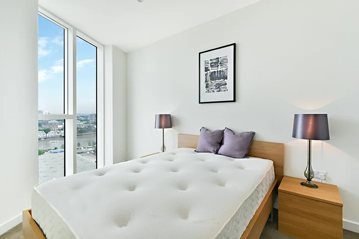 Flat Wyvil Road in Greater London