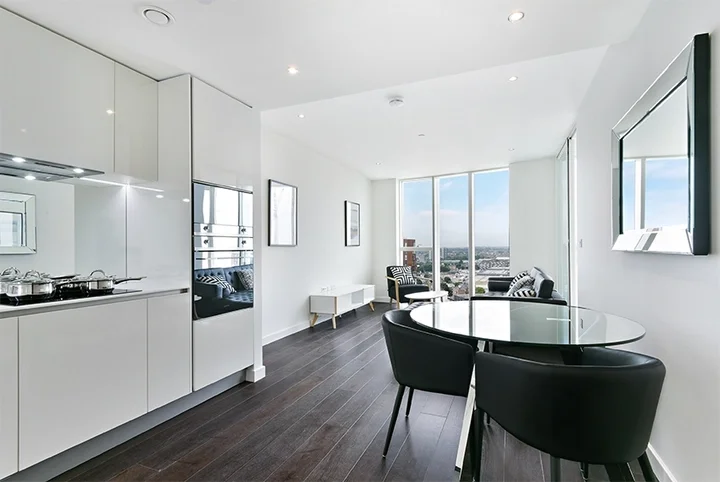 Flat Wyvil Road in Greater London