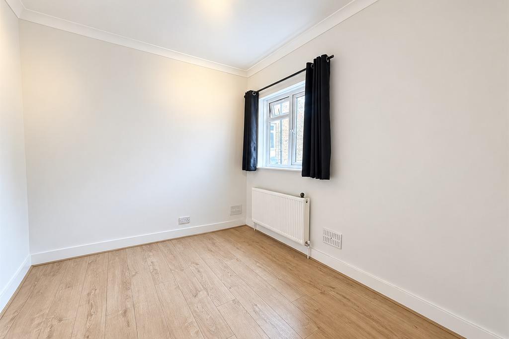 Flat Boston Manor Road in Greater London