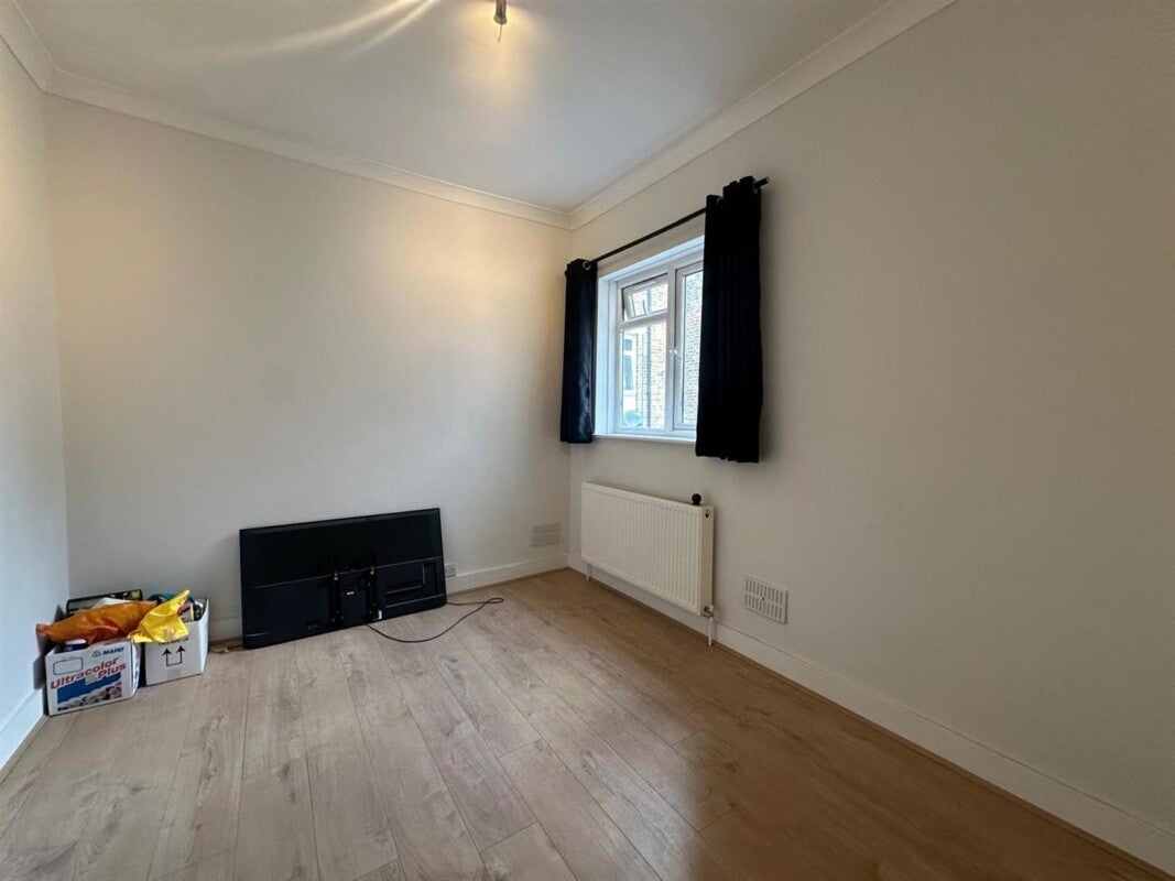 Flat Boston Manor Road in Greater London