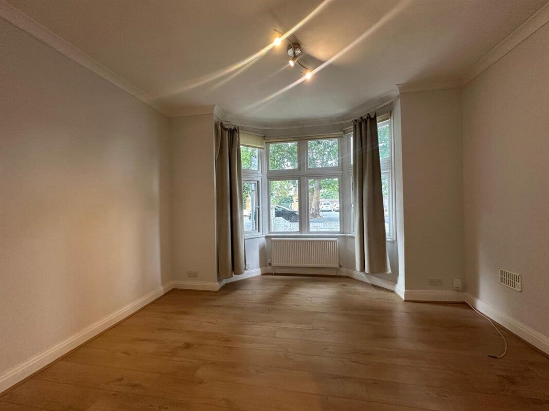 Flat Boston Manor Road in Greater London