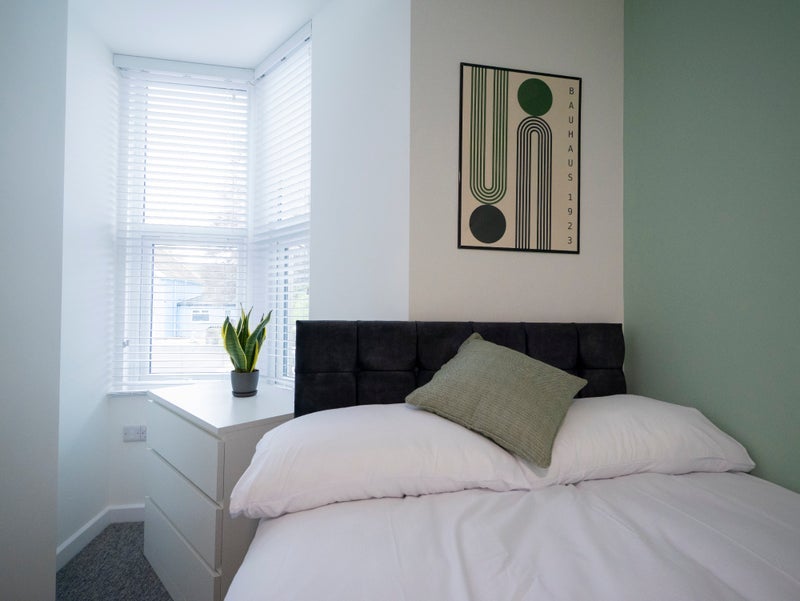 Room Bath Road in Bristol