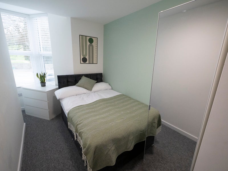 Room Bath Road in Bristol