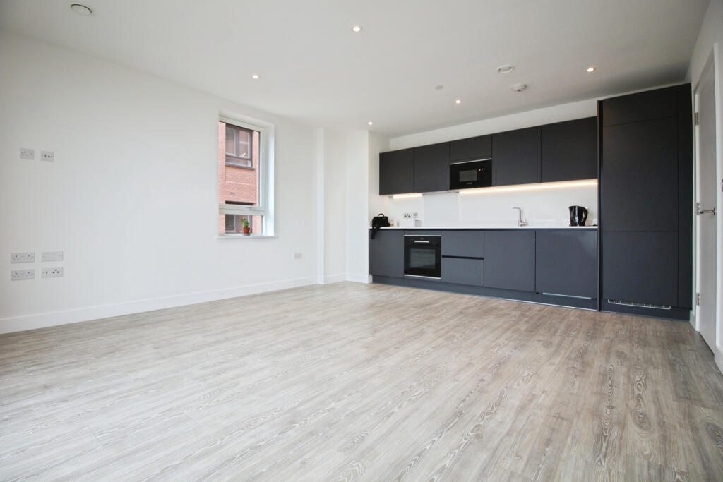 Flat Chequers Lane in Greater London