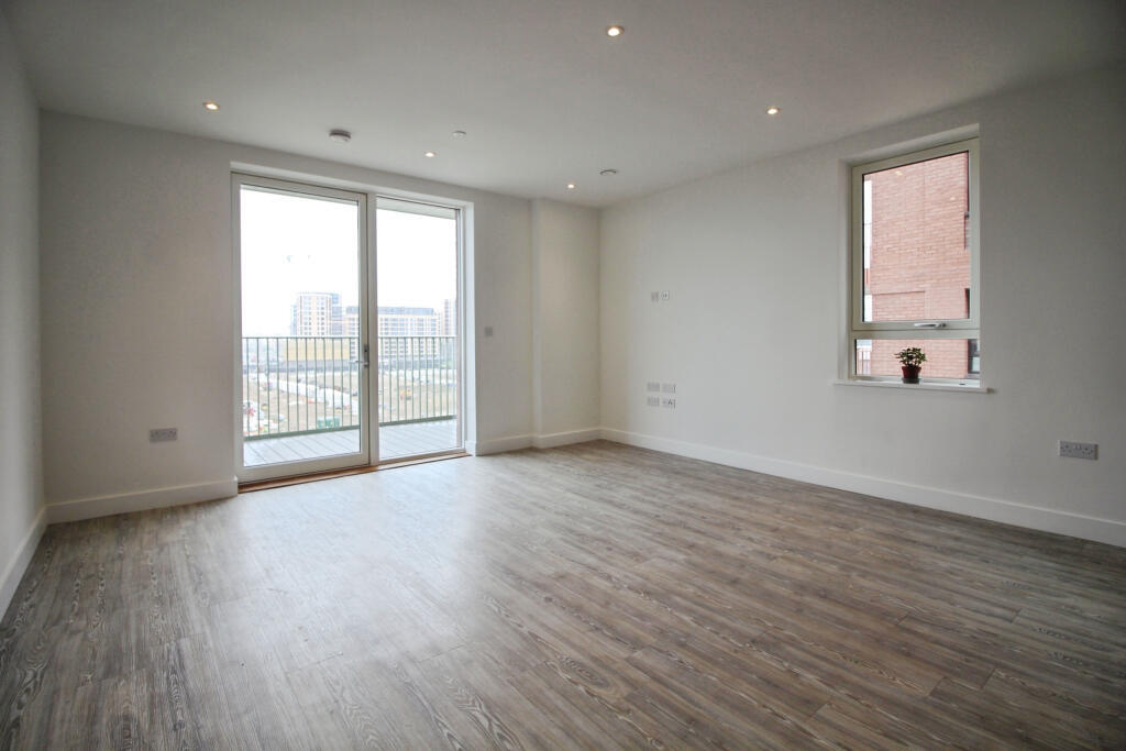 Flat Chequers Lane in Greater London