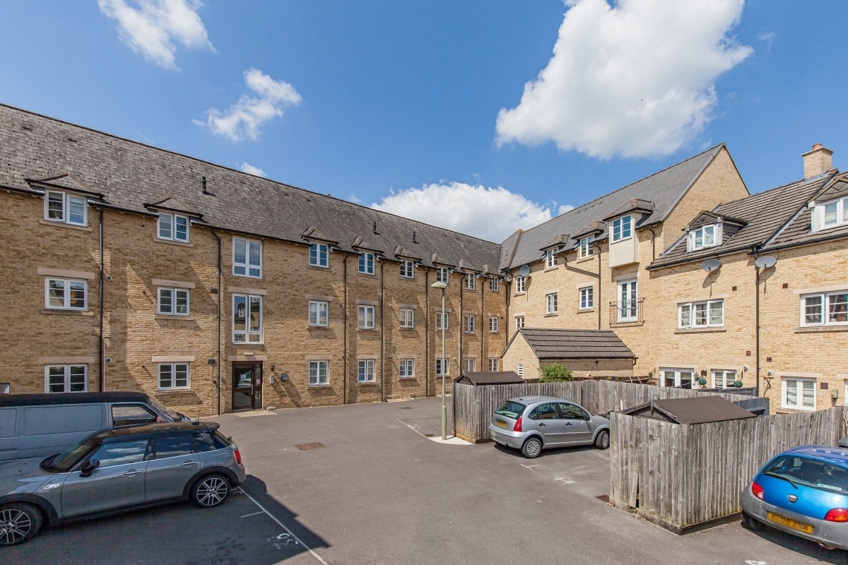 Flat Wilkinson Place in West Oxfordshire