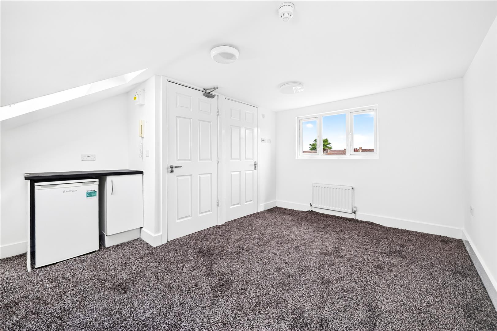 Room Holmwood Road in Greater London