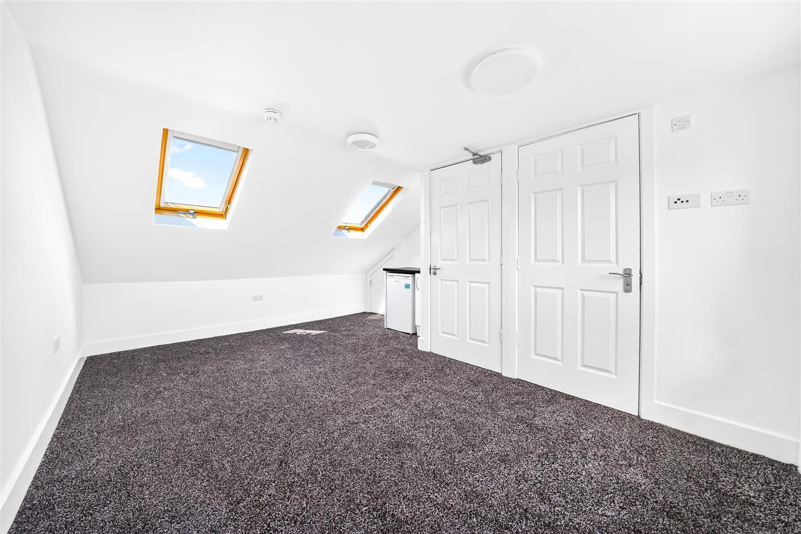 Room Holmwood Road in Greater London