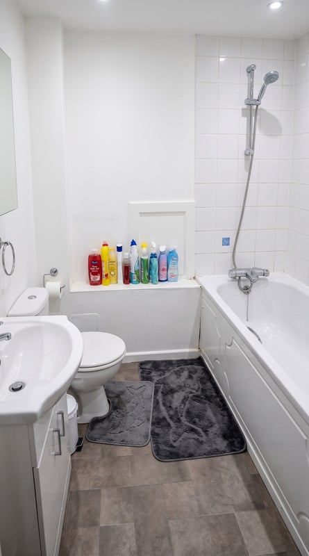 Room Cornbrook Park Road in Manchester
