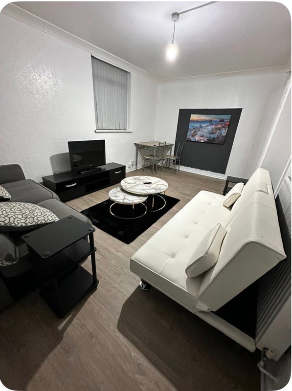 Room Cornbrook Park Road in Manchester