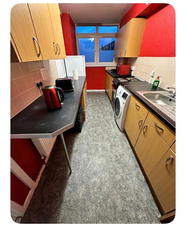Room Cornbrook Park Road in Manchester
