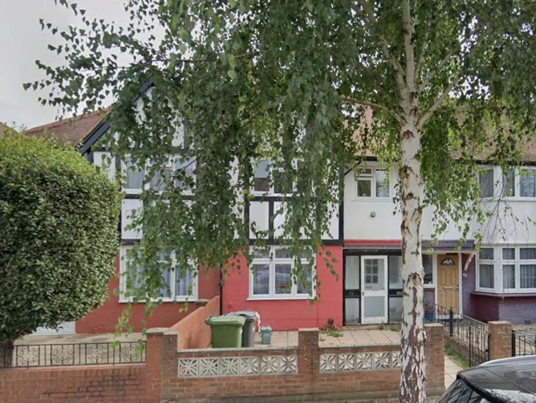 House Princes Avenue in Greater London