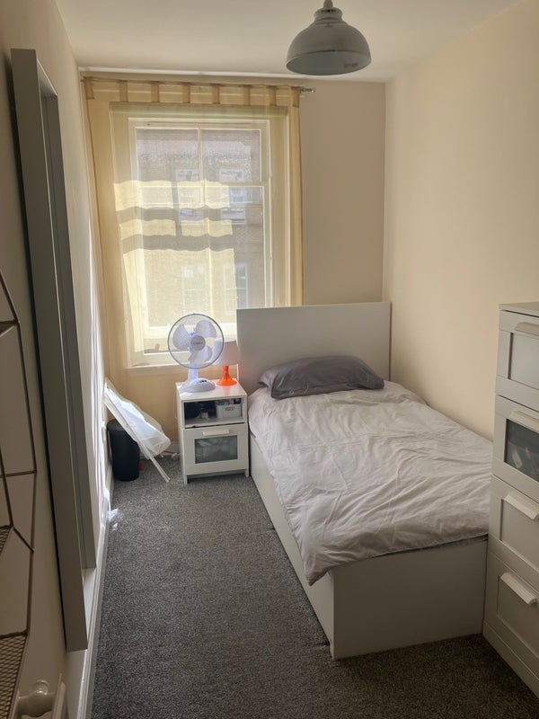 Room Carnarvon Street in Glasgow