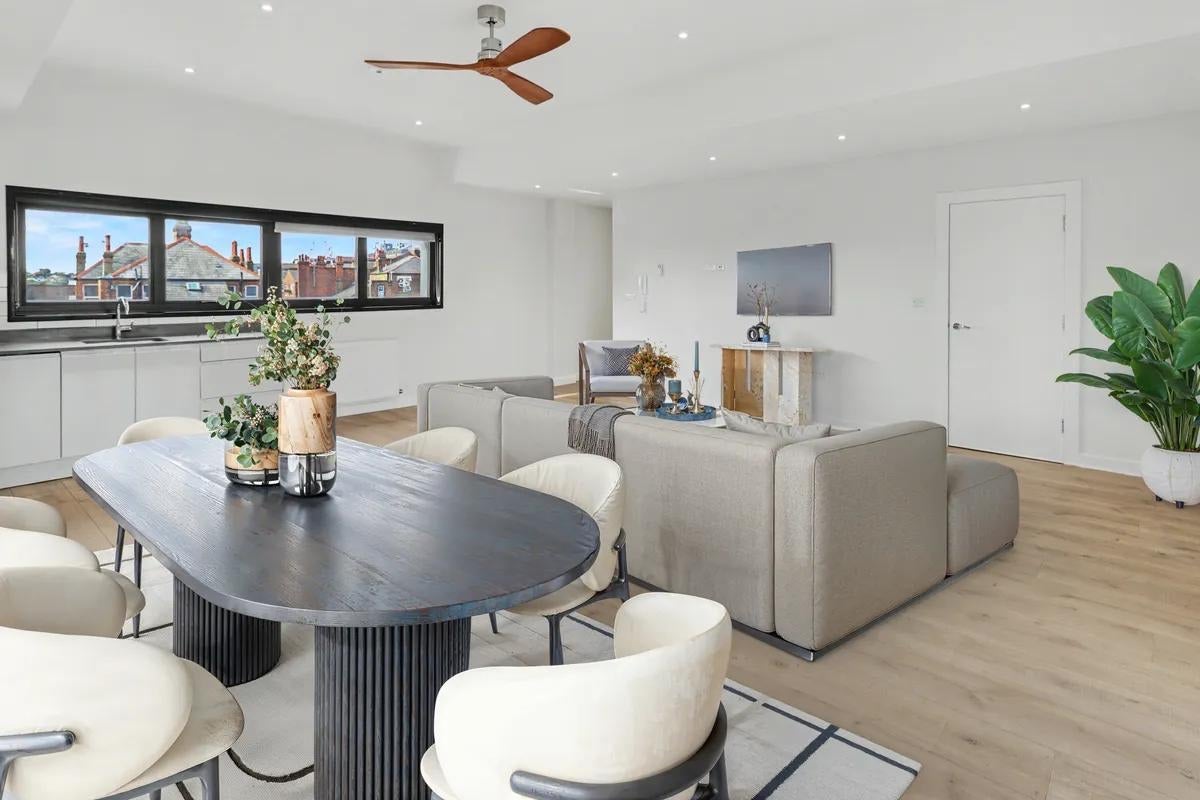 Flat Oaklands Road in Greater London