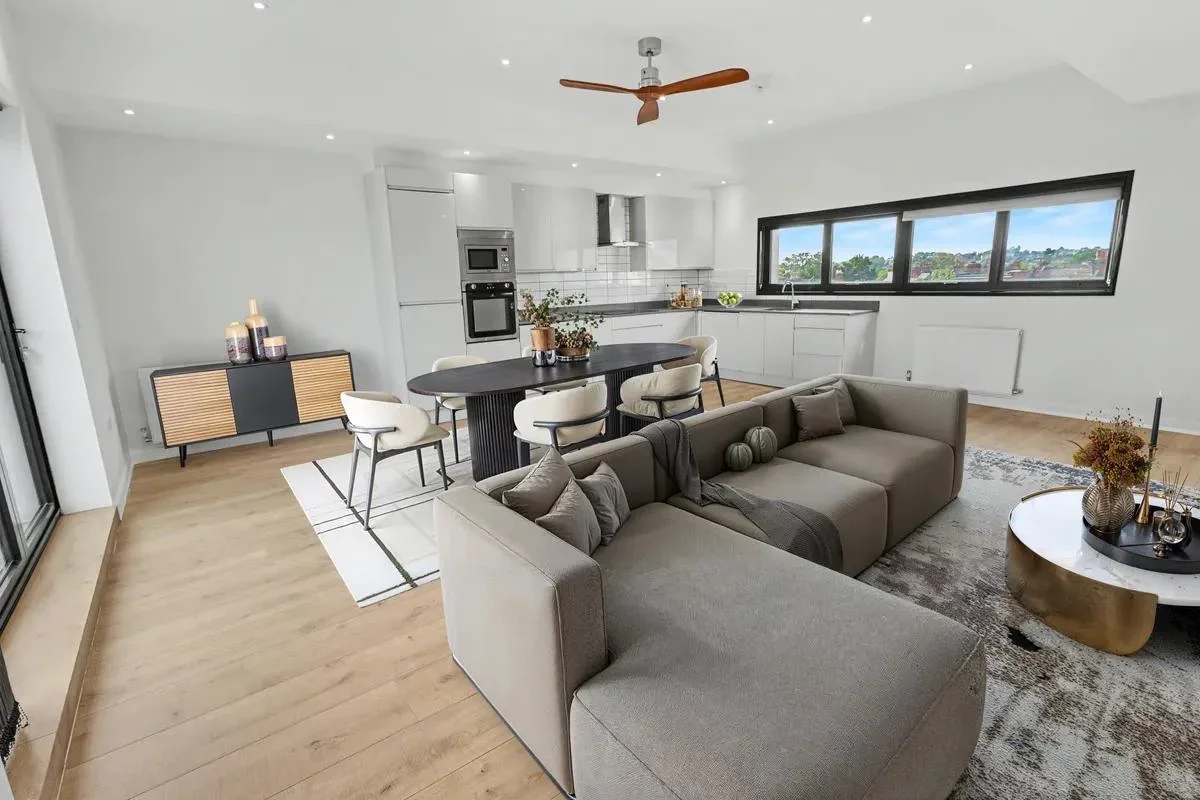 Flat Oaklands Road in Greater London