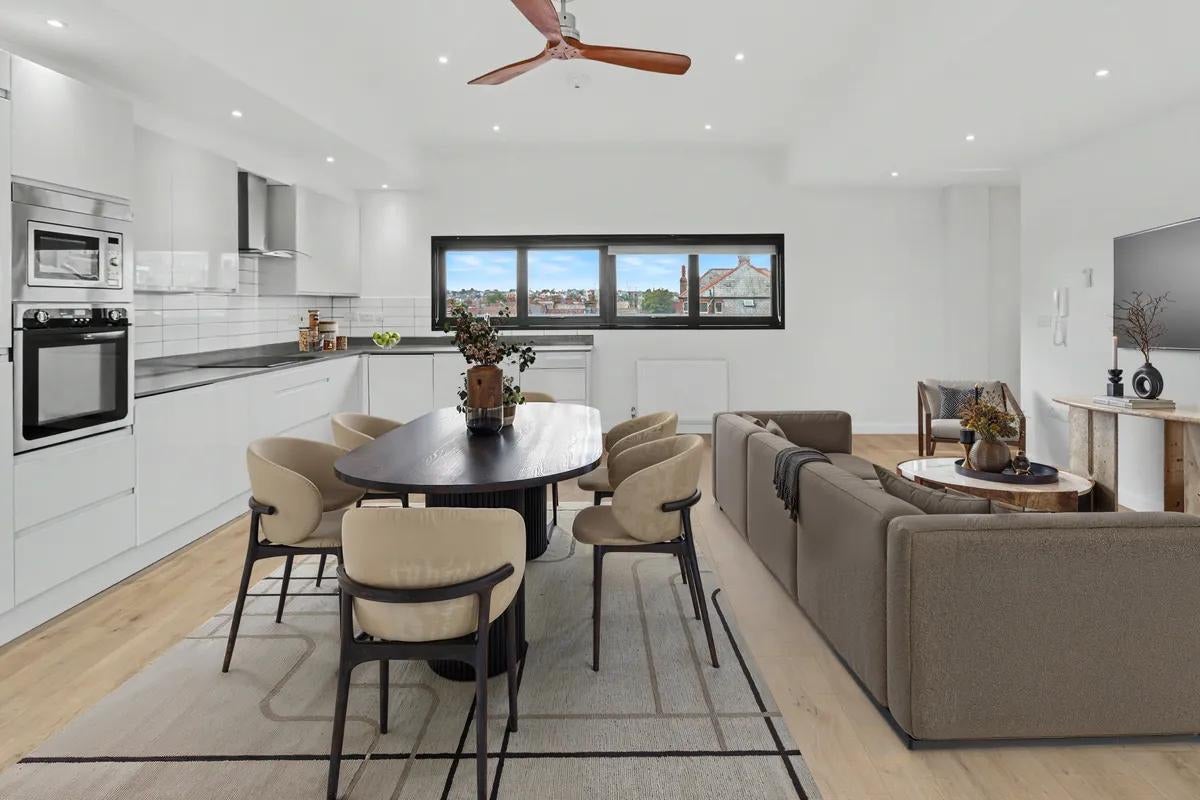 Flat Oaklands Road in Greater London
