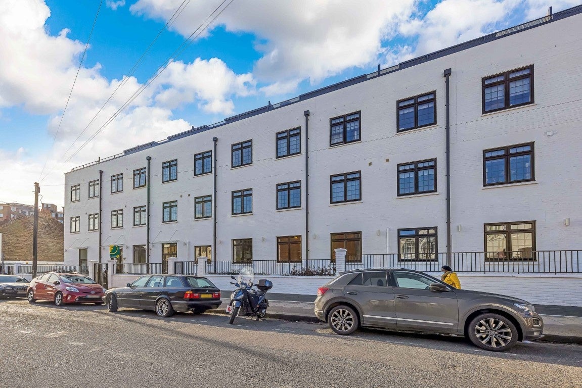 Flat Oaklands Road in Greater London