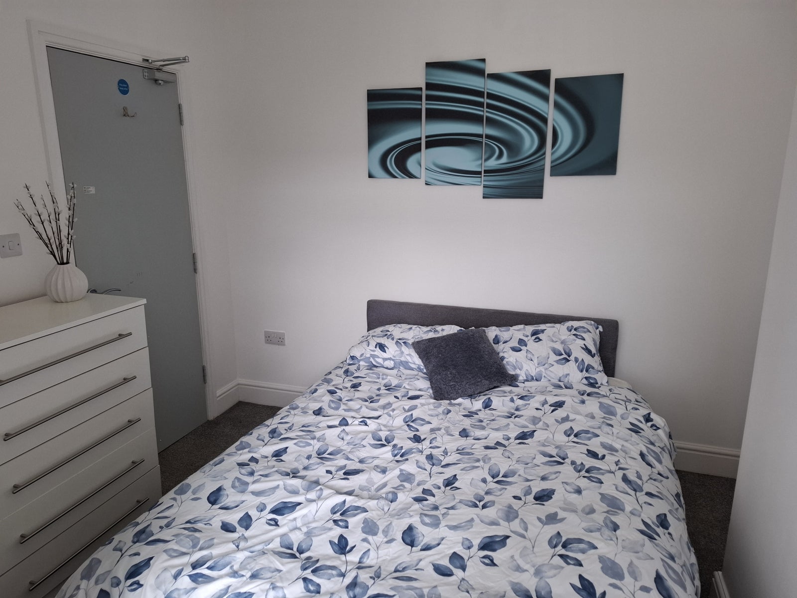 Room Hainton Avenue in Grimsby