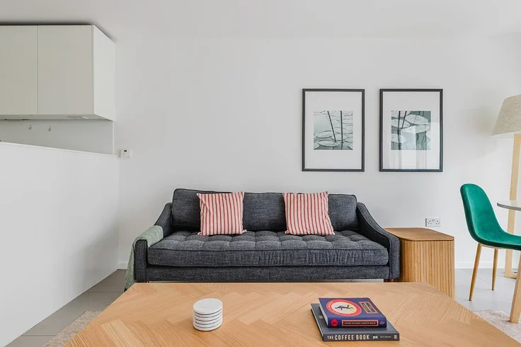 Flat Dance Square in Greater London