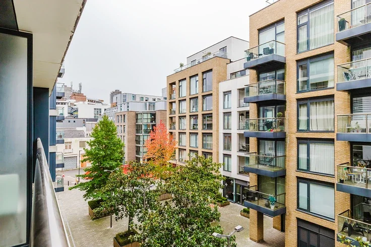 Flat Dance Square in Greater London