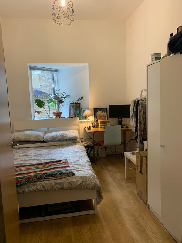 Room Powell Road in Greater London
