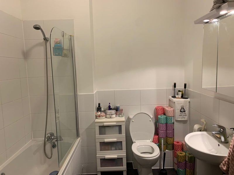 Room Powell Road in Greater London