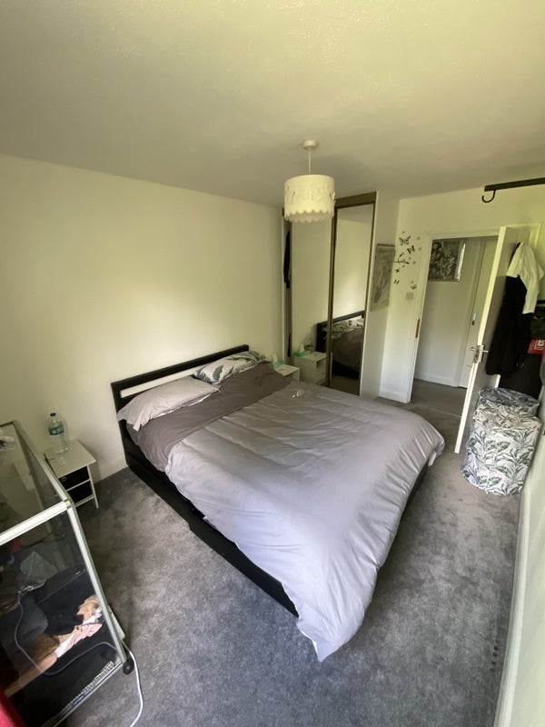 Room Falcon Road in Greater London