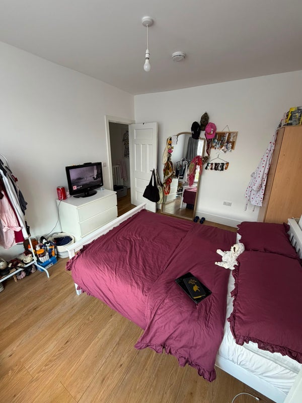 Room Ipswich Road in Greater London