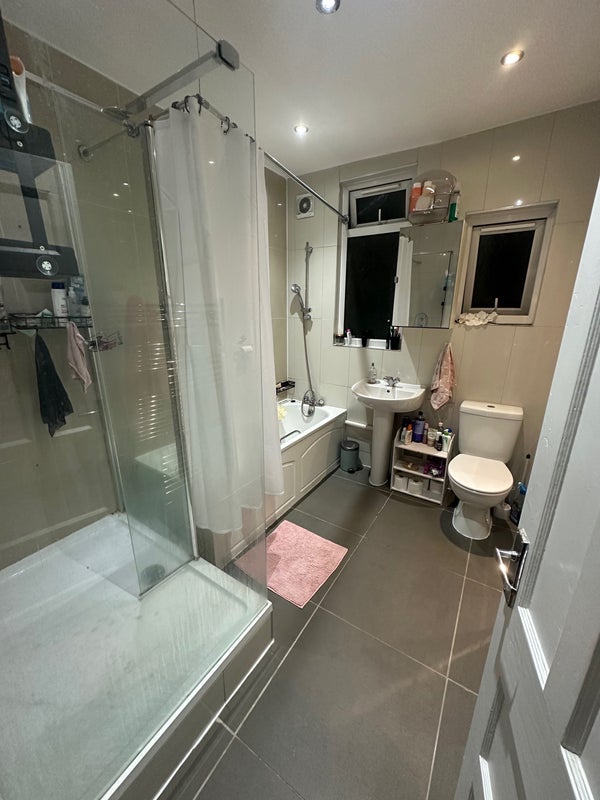 Room Ipswich Road in Greater London
