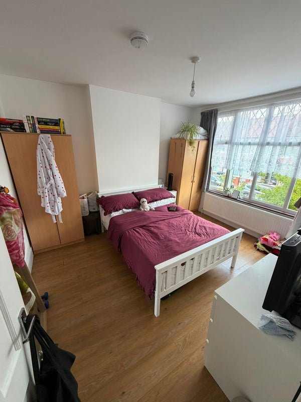 Room Ipswich Road in Greater London