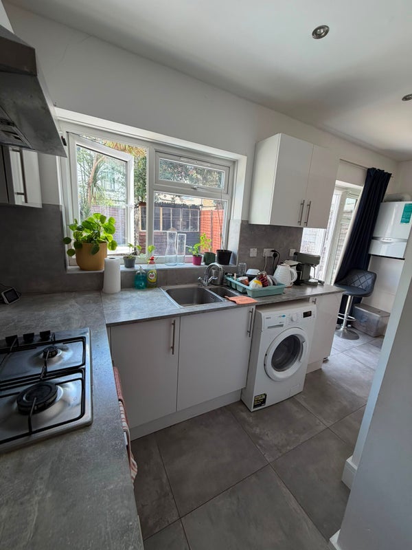 Room Ipswich Road in Greater London