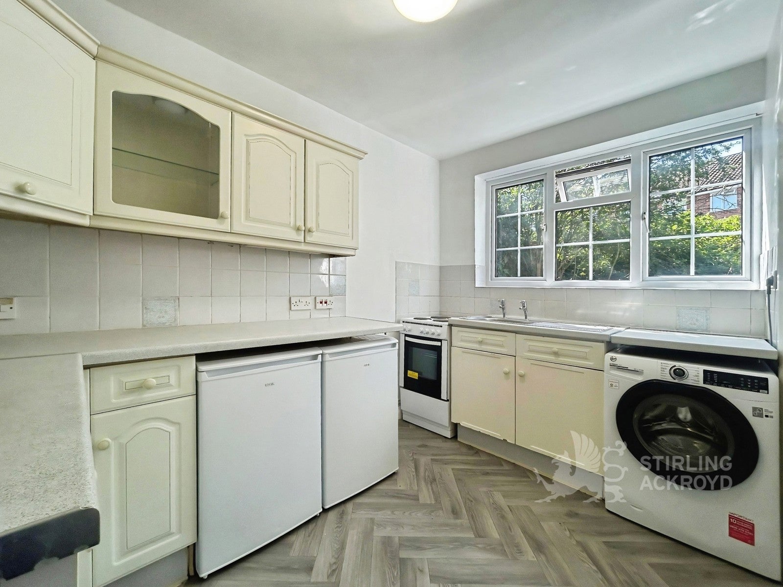 Flat Grosvenor Court in Guildford