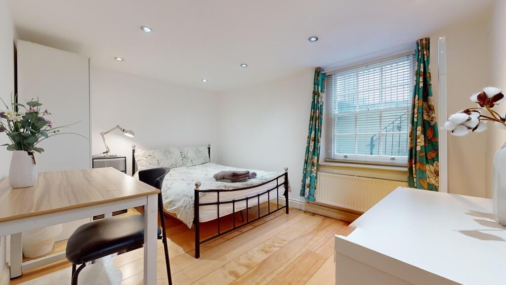 Flat Alie Street in Greater London
