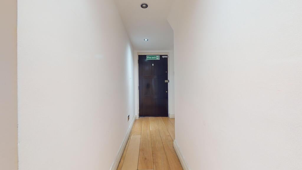 Flat Alie Street in Greater London