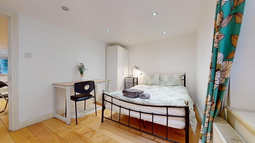 Flat Alie Street in Greater London