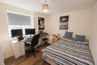 Room Overstone Court in Cardiff