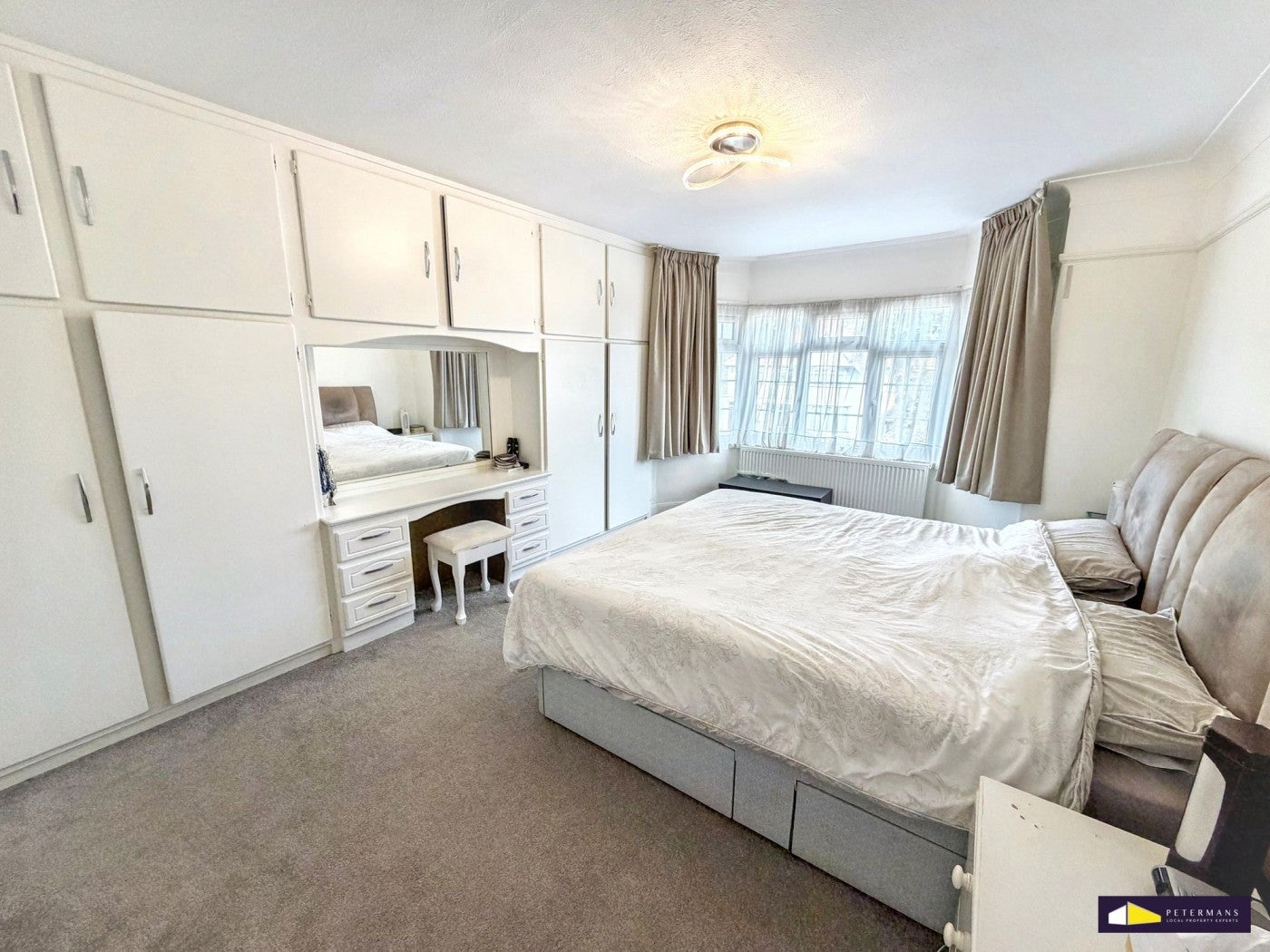 House Edgwarebury Lane in Greater London