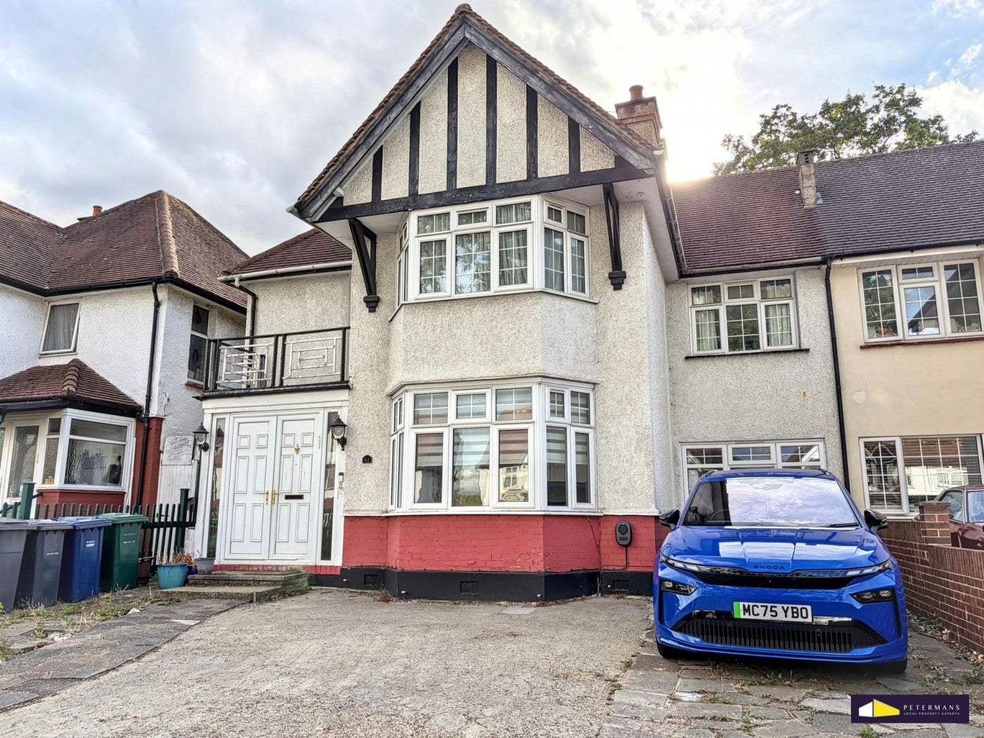 House Edgwarebury Lane in Greater London